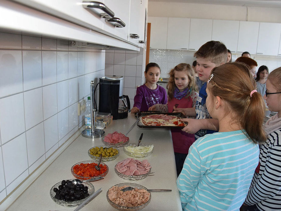 Gemeinde dankt den Sternsingern mit einem Pizzabacken 